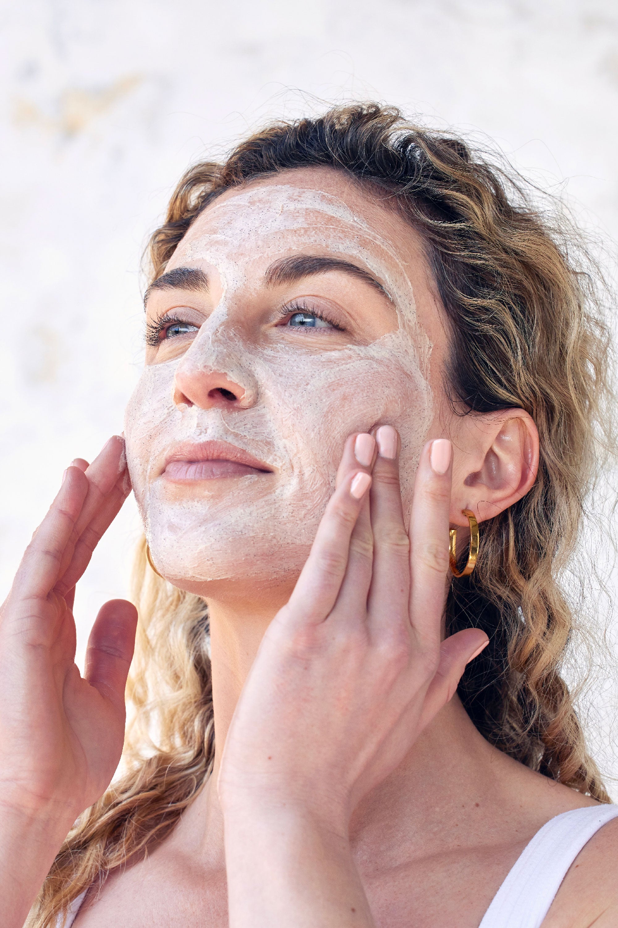 AWS_White_Tiger_Exfoliant_Lifestyle_Shot_1_Mobile_89732e83-5f49-4b2d-923b-993c45ae91d1.jpg